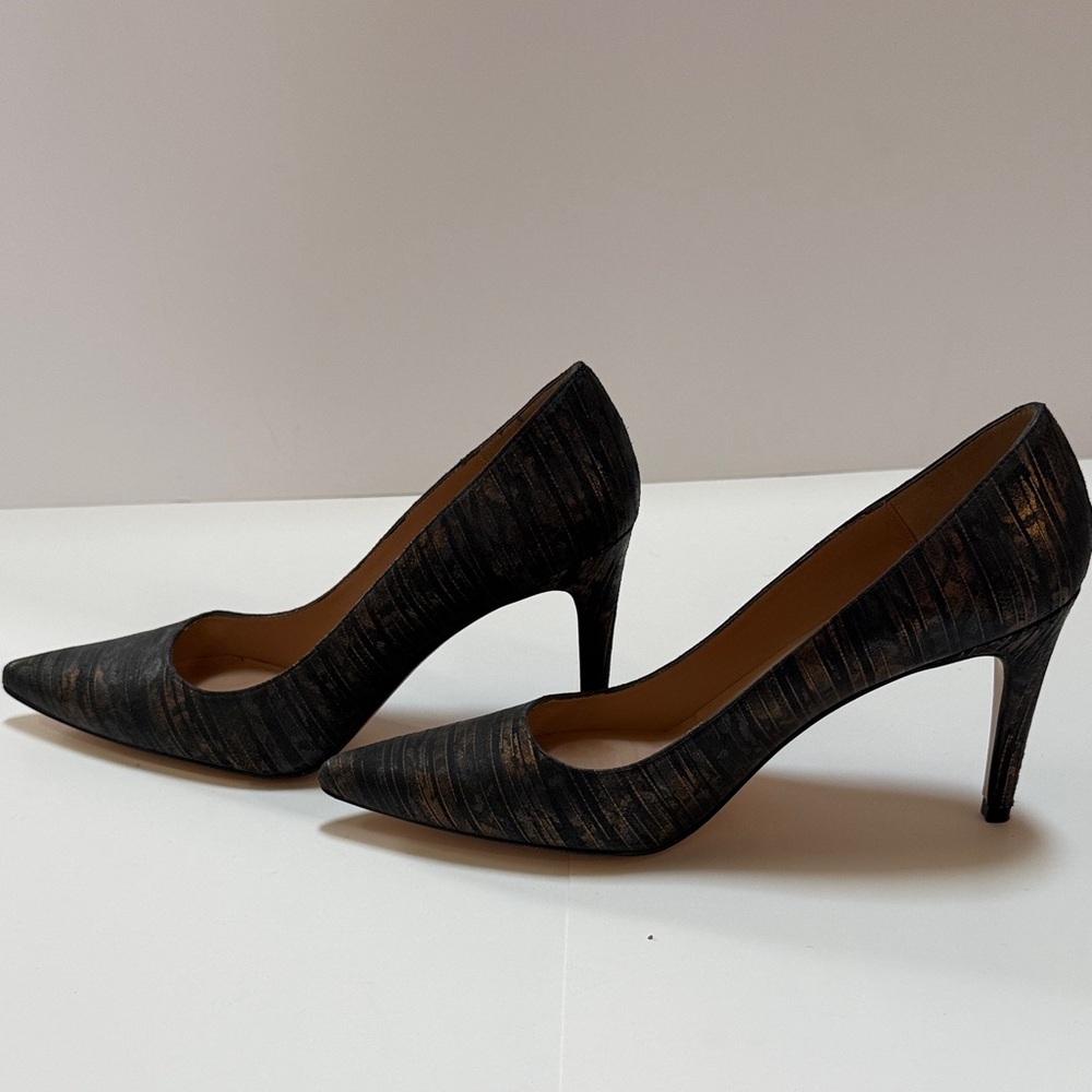 Elegant Black and Gold Women's Heels - Picture 5 of 6